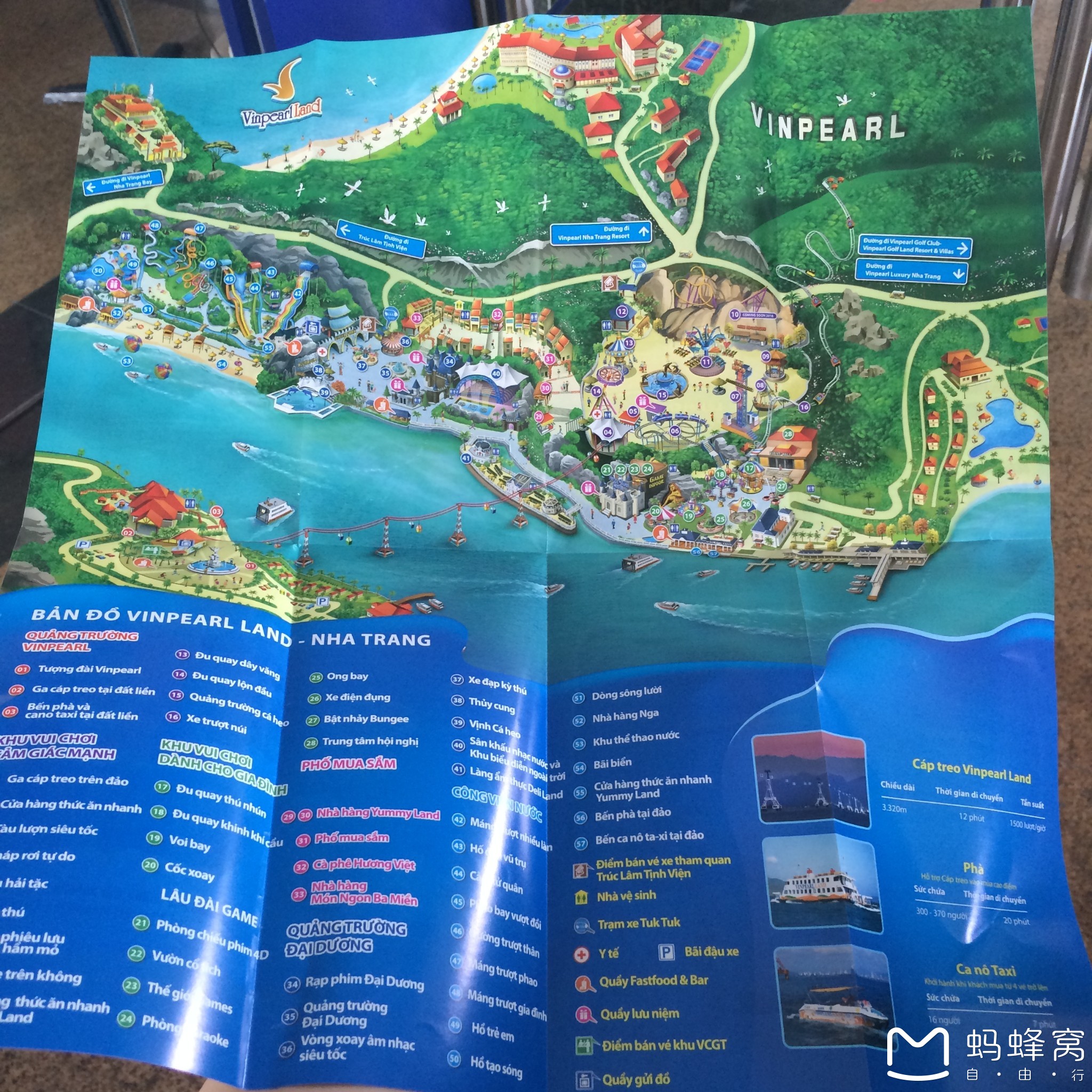 按照地图的路线,先是去游乐园玩.