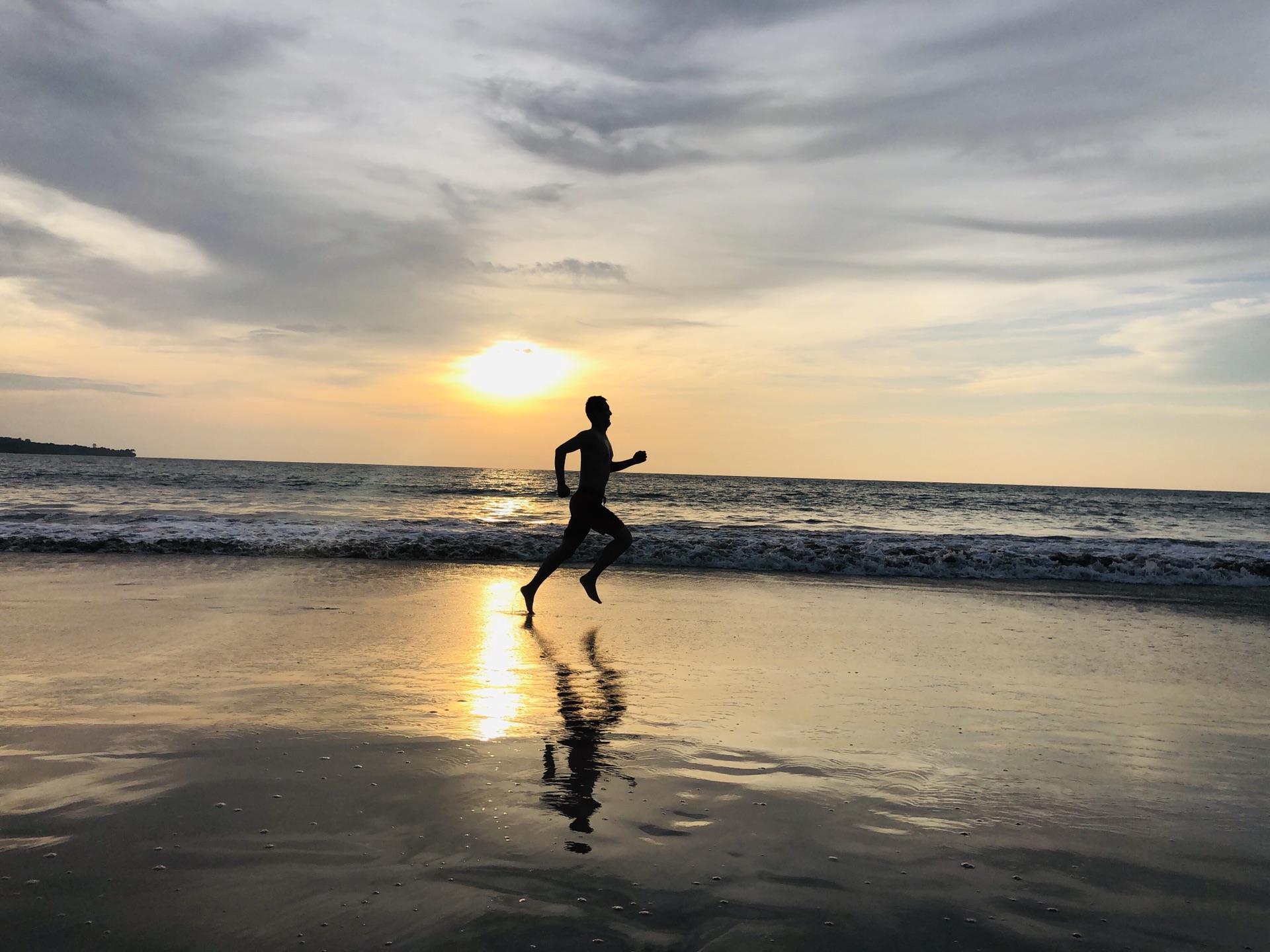 婚纱海滩图片_海滩礁石飘纱婚纱照片(3)