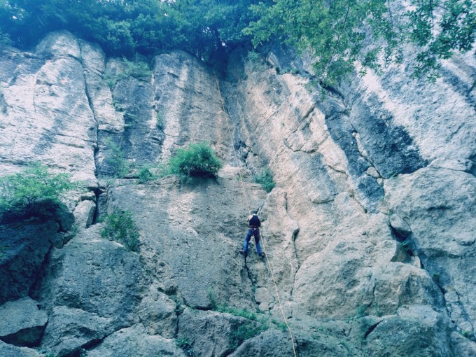其间,有两位美女大侠(为什么称女侠,后面是有原因的)到现场看场地,据其说是周四将组团过来攀岩的。 可不和谐的一幕也来了,出现了一个老太婆居然提出要收费,一会儿说是收管理费,一会儿说是收卫生费,一会儿又说是这片山林的主人,不交费不让爬。 这么大年纪还出来讹人为了避免冲突,想着给她十元算了,可这太婆骂骂咧咧还不情愿。 这时,一旁参观的两位美女开始显示女侠风范,站出来打抱不平了。 可惜,最终女侠离开也没来得及请教女侠