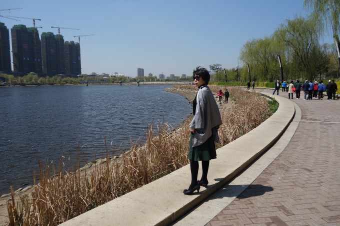 月牙岛生态公园位于抚顺市新抚区浑河南岸。一条并行浑河的水系穿园而过,形成秀丽的 抚顺月牙岛生态公园。月牙岛有多座桥梁,每座桥梁与周围景观协调,体现月牙岛特色。 生态和回归自然是月牙岛生态公园的主要特色,月牙岛的春天盛开着粉色的京桃和白色的梨花,花团锦簇。是市民休闲休闲、健身、观光的绝佳场所。阳光明媚的春天去月牙岛踏青,是十分惬意。