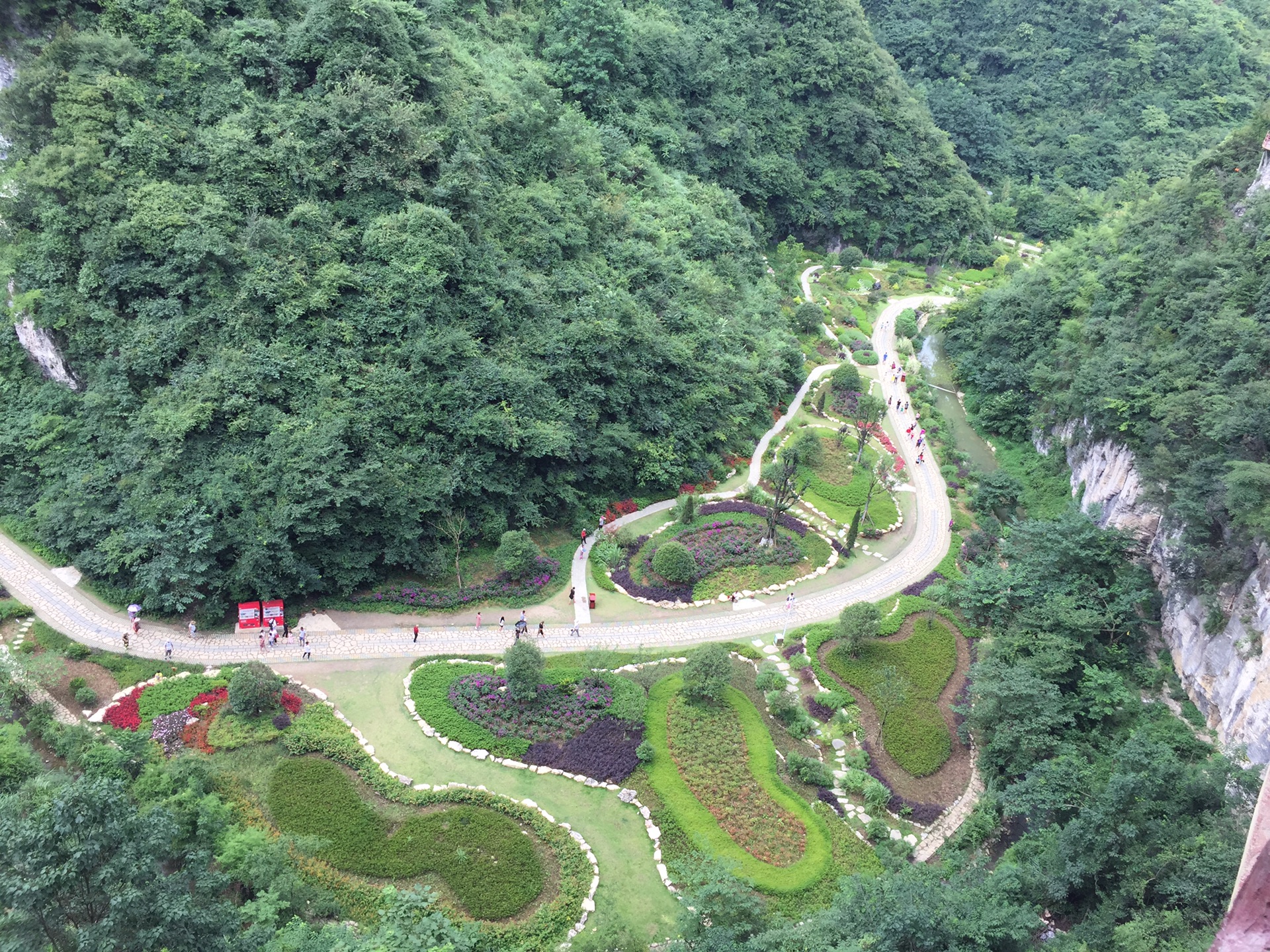 位于龙里县双龙小镇的巫山峡谷景区仅小长假第一天,也是该景区开放