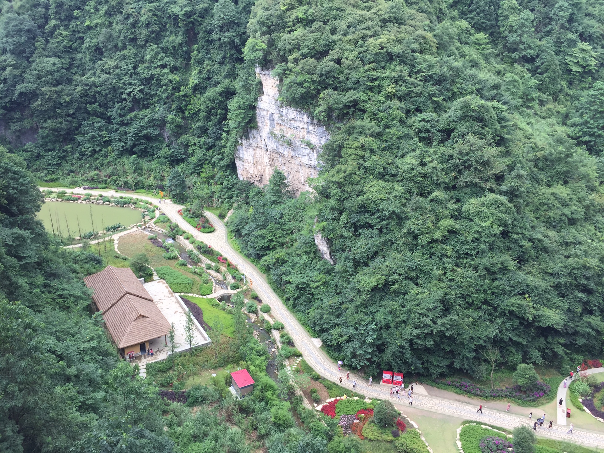 位于龙里县双龙小镇的巫山峡谷景区仅小长假第一天,也是该景区开放