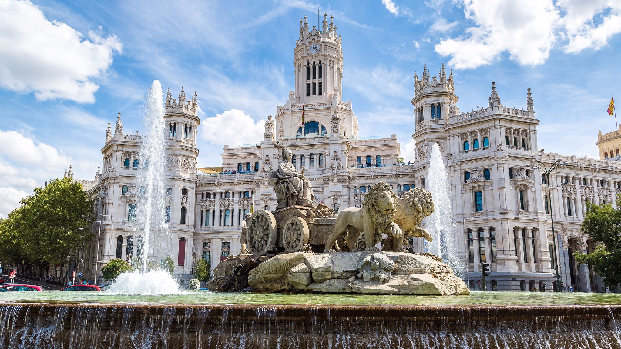 fuente de cibeles)又称丰收女神广场,是西班牙首都马德里的一个广场