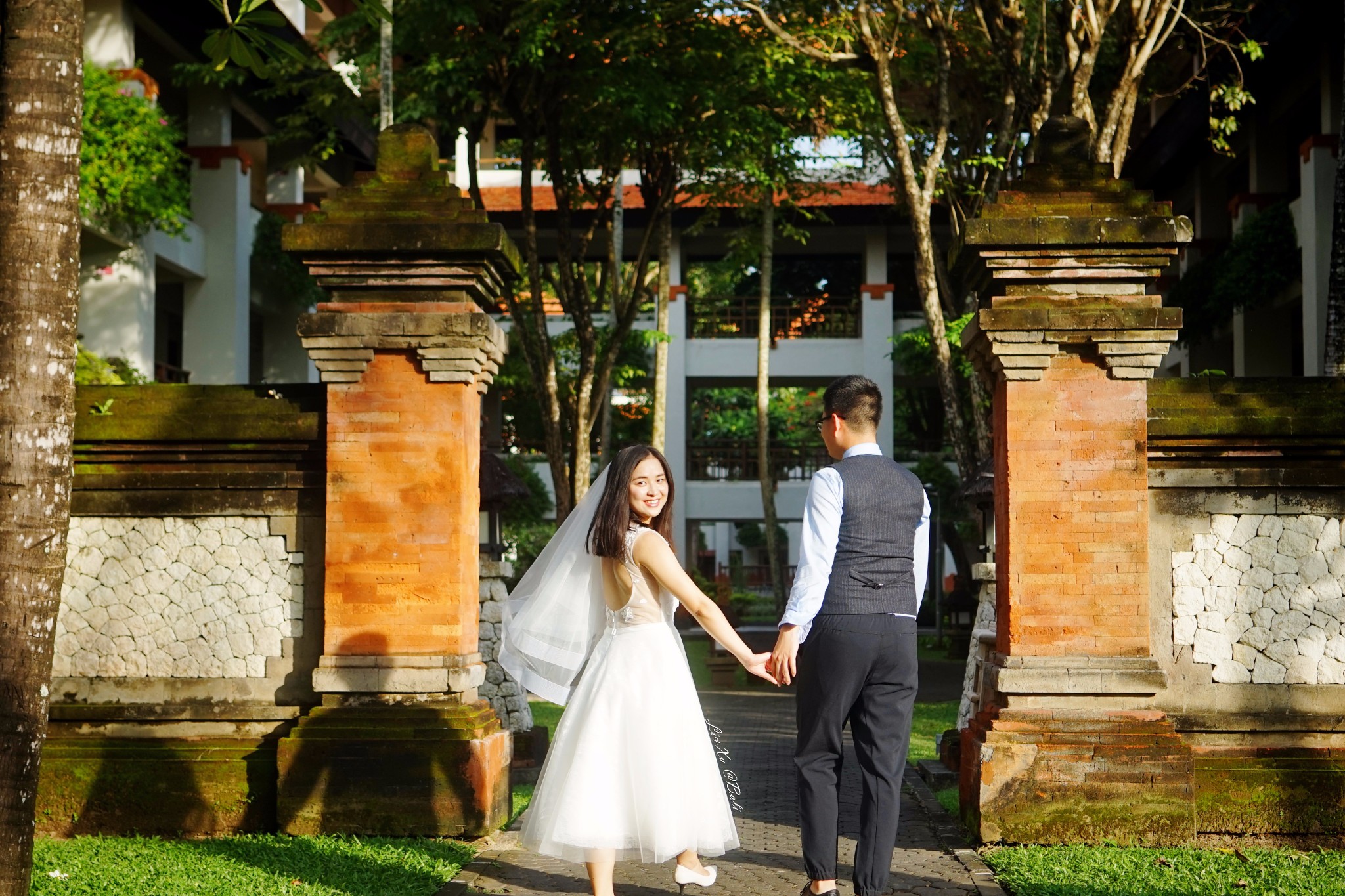 大学生回校园拍婚纱照_拍婚纱照白背景有回影(3)