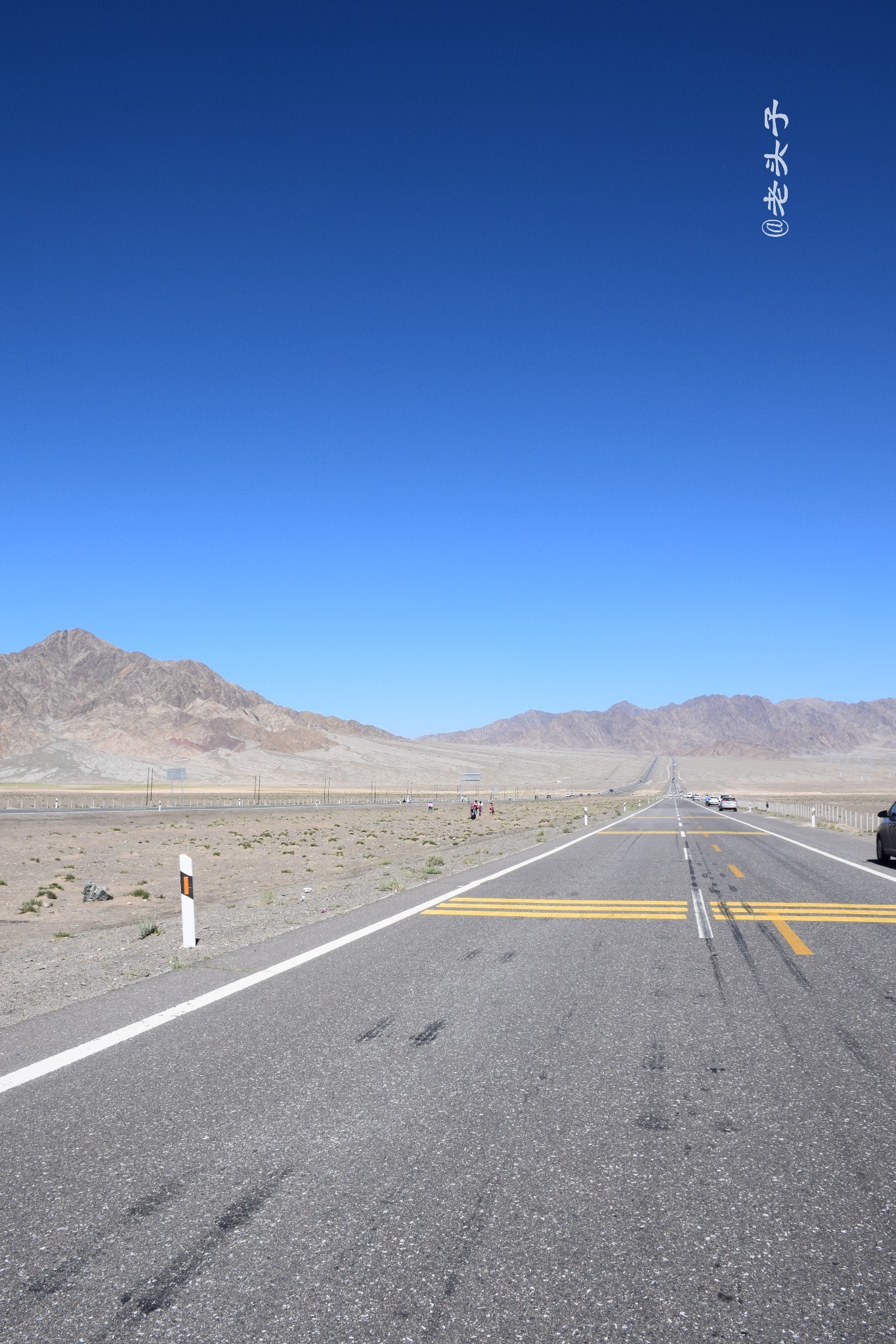 大柴旦翡翠湖此为公路大片拍摄地侧面的风景.