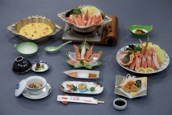 套餐名称:螃蟹肉火锅宴席 北之舞 菜品:8品 1. 前菜 2. 蟹肉豆腐 3. 醋汁帝王蟹&雪蟹 (小份) 4. 帝王蟹&雪蟹刺身拼盘 5. 雪蟹螃蟹锅(图片中显示为2人份份量,实际为1人份份量) 6. 炸蟹肉壳 7. 日本杂炊 8. 水果酸奶 套餐名称:螃蟹肉火锅会席 银之舞 菜品:9品 内容: 1.