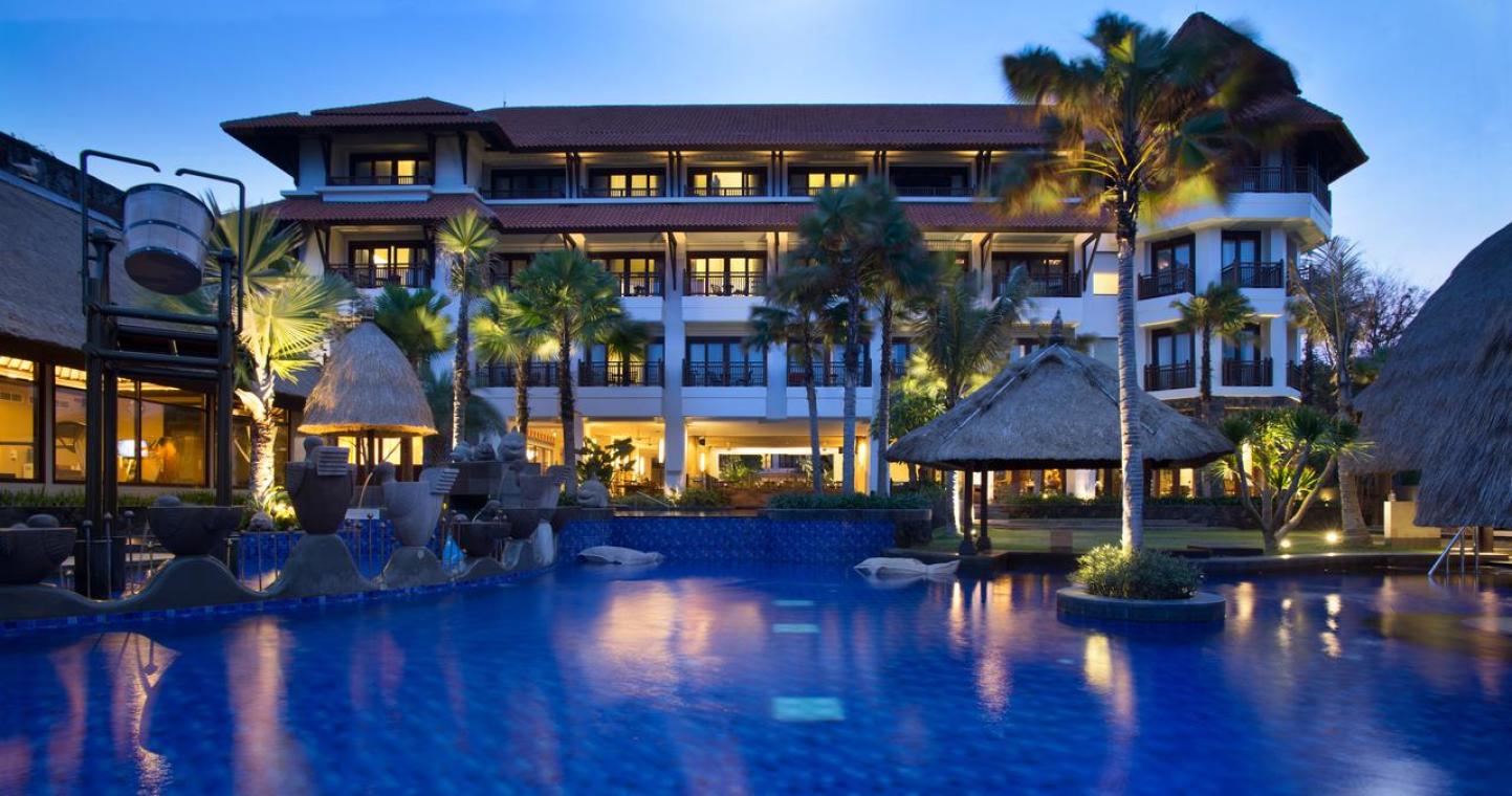必读 Holiday Inn Resort Bali Benoa度假酒店距离热门的Bali Collection Shopping Complexes购物区和巴厘岛国际会议中心(Bali International Convention Centre)有5分钟的车程。 距离近的机场巴厘登巴萨国际机场(Bali Denpasar International Airport)8公里。 海滩距离住宿有分钟步行路程。 贴士 Holiday Inn Resort Bali Benoa度假酒店提供海滨住宿,设有四个室