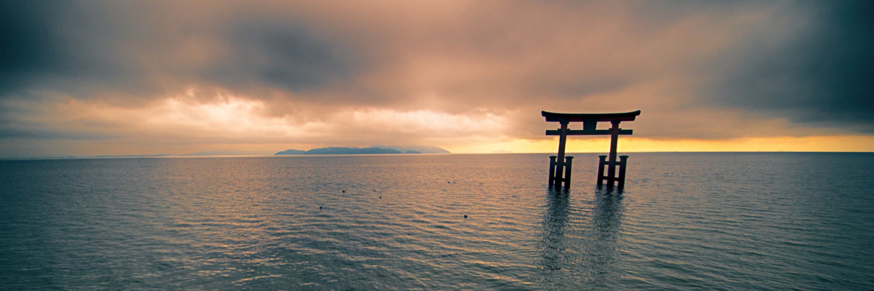 湖中的鸟居,琵琶湖边的白须神社