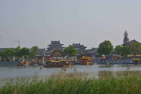 牡丹,雕刻得最为精彩。苍龙腾云驾雾、凤凰振翅欲飞。龙头凤首突出于画面之外,伸向空中。雕工们匠心独到地采取圆雕手法(民间称为悬雕),使龙与凤的造型适应多角度欣赏,这样的技艺手法使龙凤更具立体感、韵律感、跳跃感。 山陕甘会馆的建筑风格鲜明,韵致高雅,尤其是它的砖雕、木雕、石雕技艺,形式多样,内容丰富,题材广泛,堪称会馆三绝,呈现出质朴和秀丽、豪放和婉约、粗犷和精巧、沉着和流畅的完美统一,充分反映了创造者的审美情趣和创造才能,体现了时代风貌和中原与山陕甘地区文化的融合。 照壁,又称树屏、照墙、影墙,俗称影