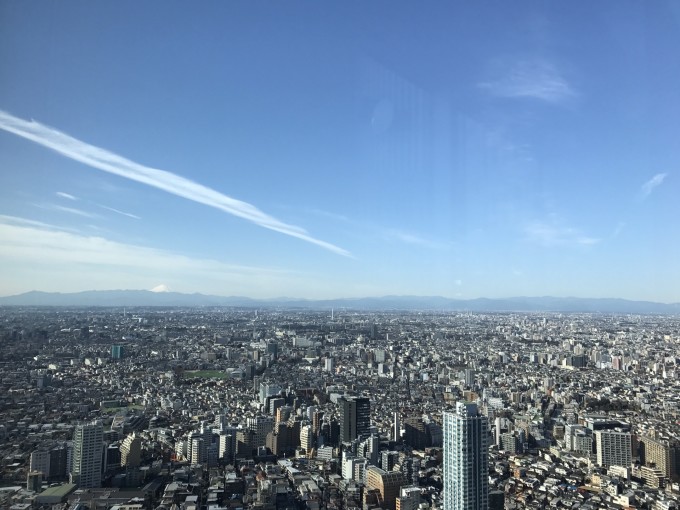 如果要在新宿站换乘的话,可以参考一下以下的介绍, 京王线 离开JR月台下楼往中央西口,直走京王线连络通路,就可以看到京王线的改札口。(全程约4分钟) 京王新线 离开JR月台上楼往南口改札,走南口改札之后往右,走LUMINE店内道路直走看到楼梯(手扶梯)往下,直走约2分钟后就可以看到京王新线的改札口。(全程约7分钟) 小田急线 离开JR月台下楼往中央西口,马上就可以看到小田急线的改札口。(全程约4分钟) 都营大江户线/都营新宿线 离开JR月台上楼往南口改札,出改札口之后直走LUMINE店内通路,遇到楼梯(手
