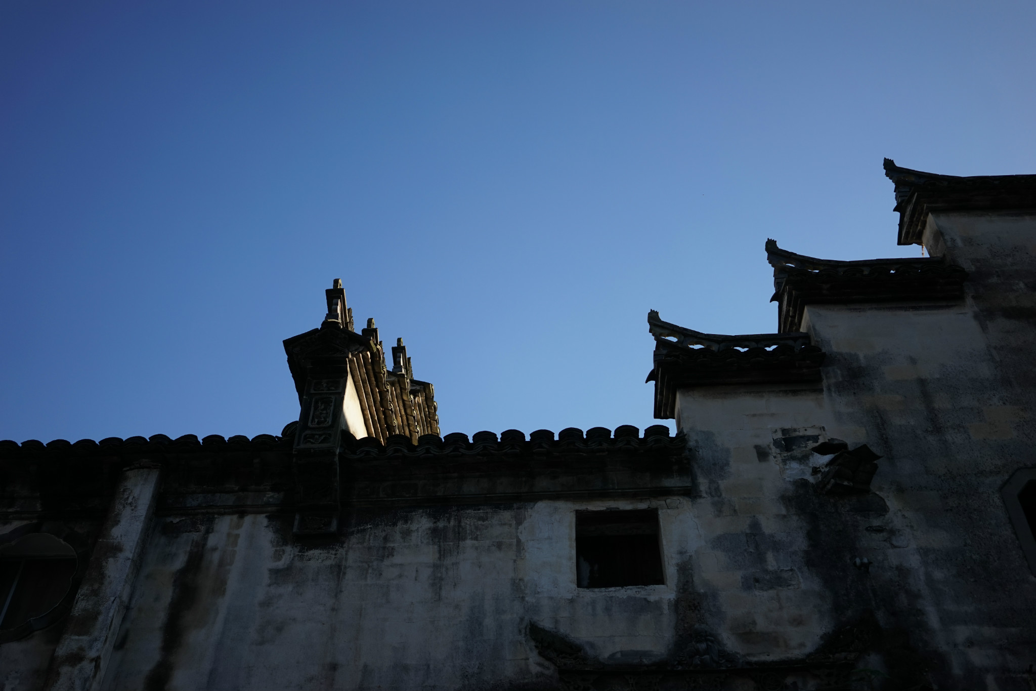 梦回老宅，灯火通明下的温馨与守护——解析梦中老宅基地的意象