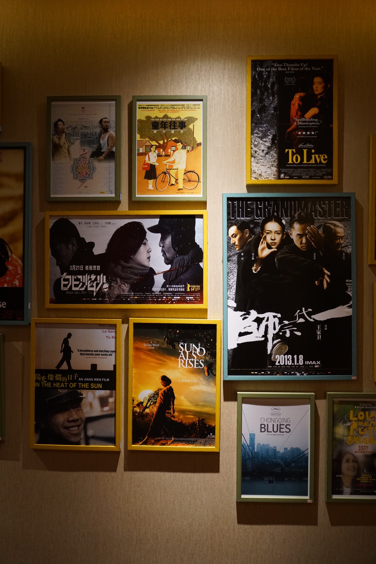 影院画报墙.都是放映的老电影.很怀旧