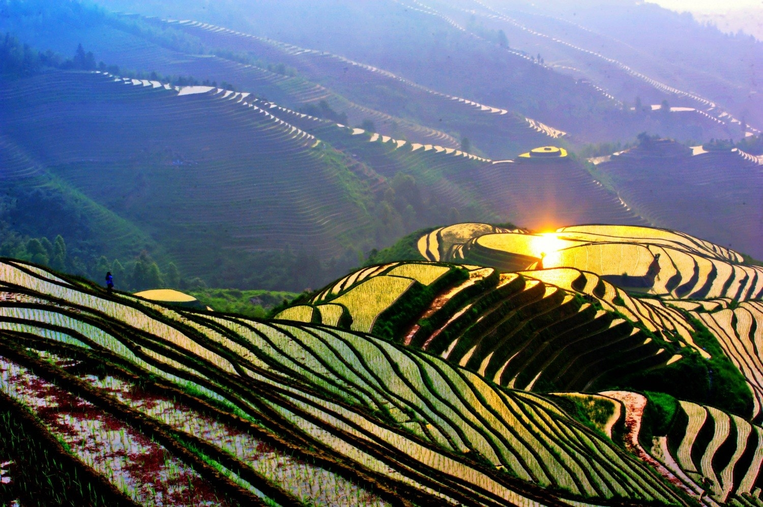 那么来桂林龙脊梯田吧,来绝地逃亡拍摄地,和挂在天边的美景来一次亲密