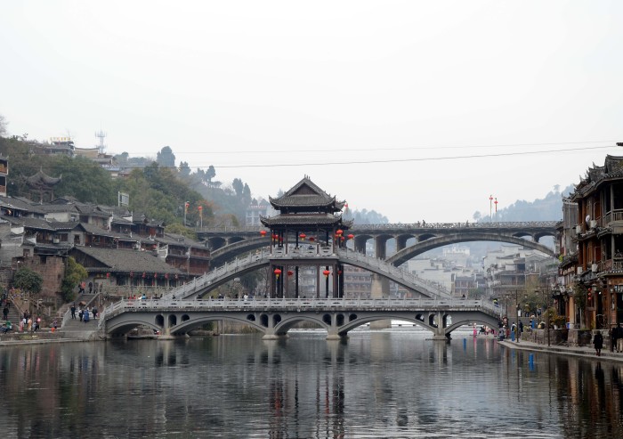 四月份去凤凰古城热吗?天气怎么样往年?会不