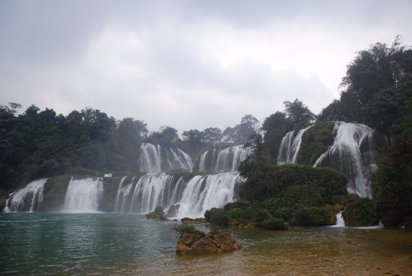 跨国瀑布德天瀑布最新视频 wKgBEFqXnSWATweSAAjVb_6CBIs12.jpeg?imageView2%2F2%2Fw%2F600%2Fh%2F600%2Fq%2F90