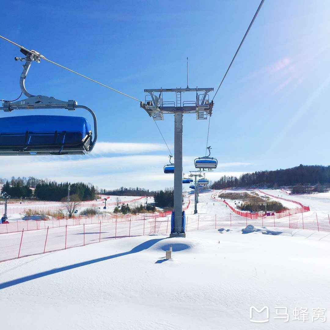 鲁能胜地滑雪场       