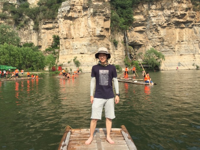周边服务设施还算比较成熟的游玩景点,有风景不错的山水,也有很多娱乐设施。在十个渡中,我觉得乐谷银滩和拒马河乐园真的是十渡的精髓~很推荐一日游的盆友们,优先选择这两个地方。 比较建议的行程安排是:上午玩儿乐谷银滩,中午去柿子树农家宴吃个美美的午饭,下午去拒马河乐园蹦极或者玩儿竹筏。非常完美~ 然后乐谷银滩主要可以玩儿的地方是玻璃栈道,玻璃吊桥和漂流,我们去的那天天气特别好,山水景色很美;拒马河乐园可以玩儿的地儿是竹筏、缆车和蹦极。