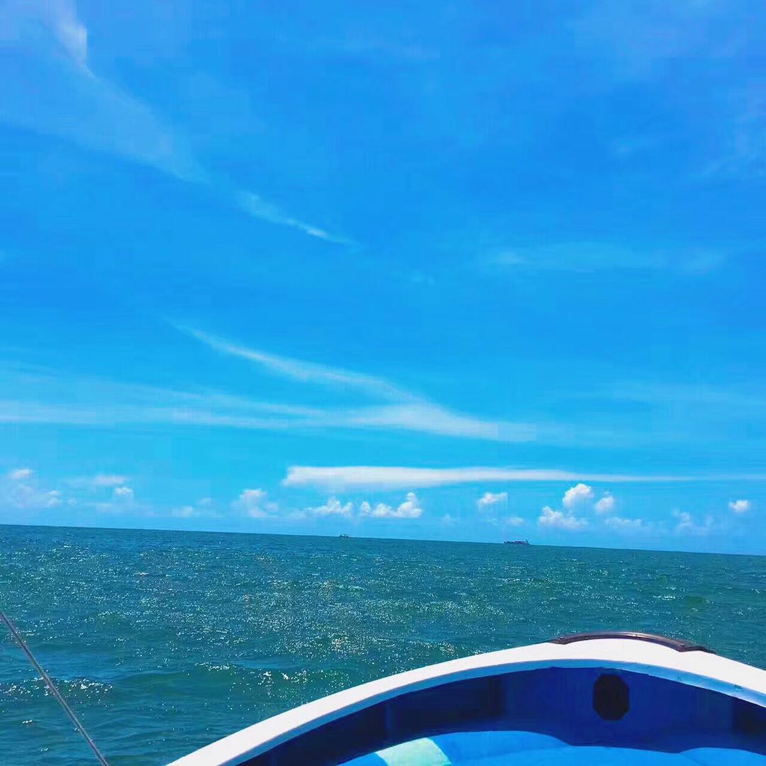 1. 网红浮潜基地小星山是个什么地方? 答:小星山是大亚湾的一个岛屿,离大星山约4.5公里,乘坐游艇15分钟左右可以到达,因为海水纯净,海底生物丰富,有“小***”之美誉,是双月湾秘密野外海岛浮潜基地。 2. 怎么坐车最方便,停车收费吗? 答:建议自驾前往,可以免费停车。 广州出发:广州汽车站-惠州客运总站-港口汽车站-滴滴(摩的)到达。 深圳出发:深圳北站-惠东站-稔山大街(摩的)-惠东客运站到港口镇班车-滴滴(摩的)到达。 3.