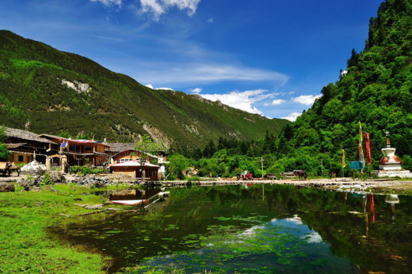 云南旅游攻略 丽江 wKgBEFtTAoKAeal-AAJZZYrMJ1g84.jpeg?imageView2%2F2%2Fw%2F600%2Fh%2F600%2Fq%2F90