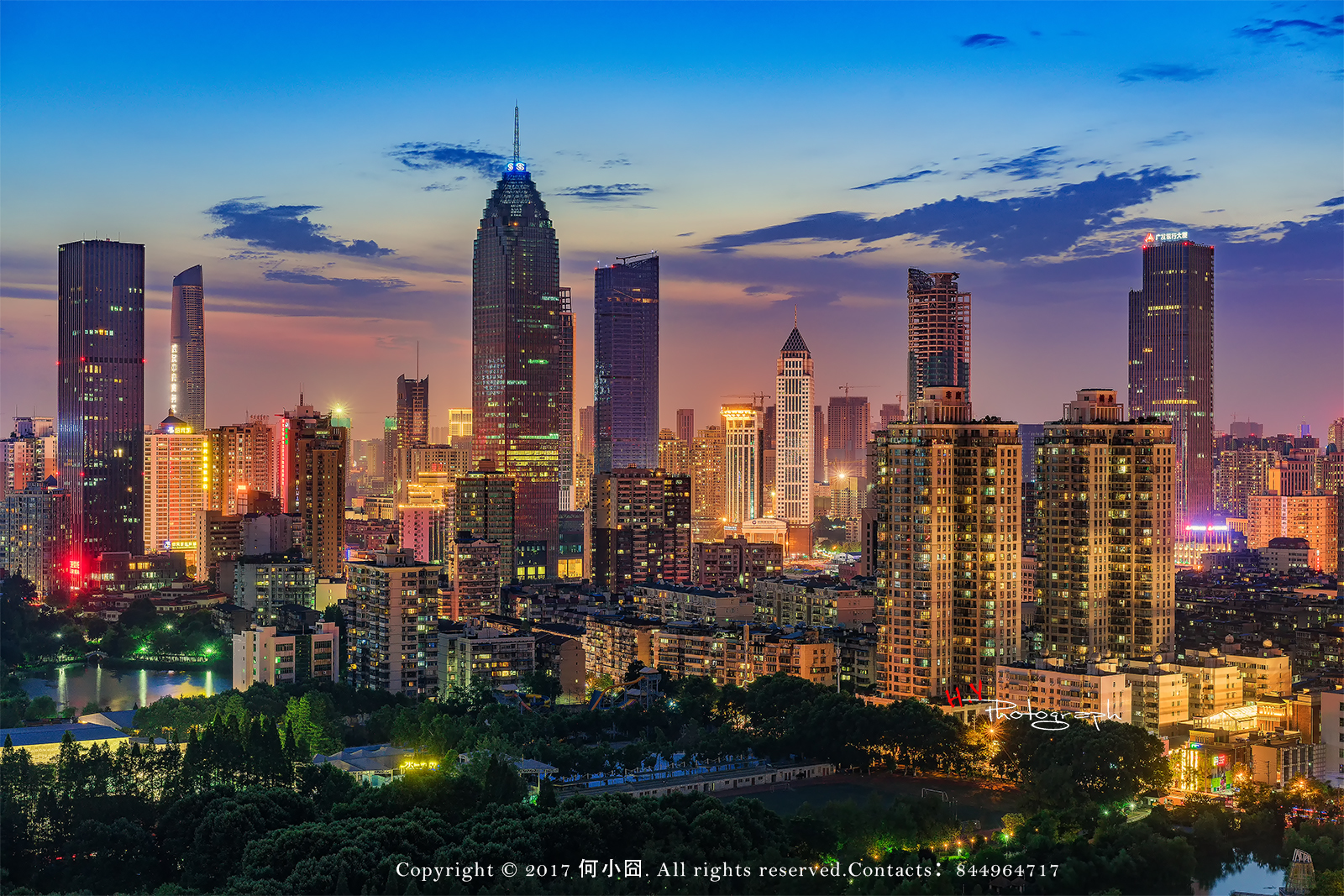 夜景下的西北湖