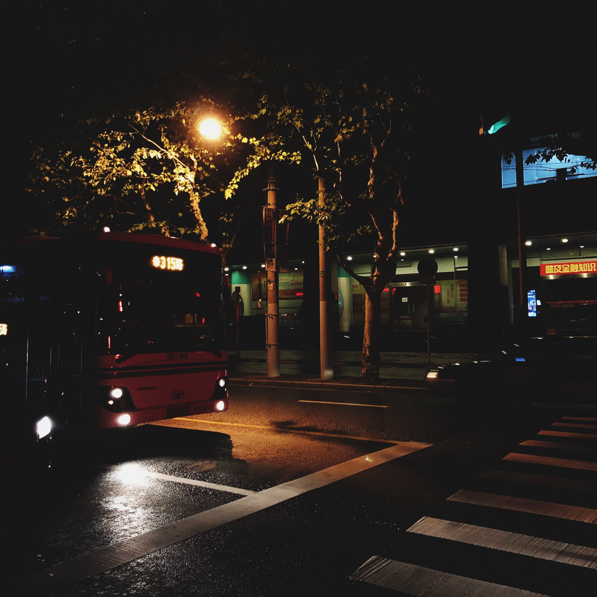 凌晨4小时的上海:在魔都的雨夜中,感受不一样的美好