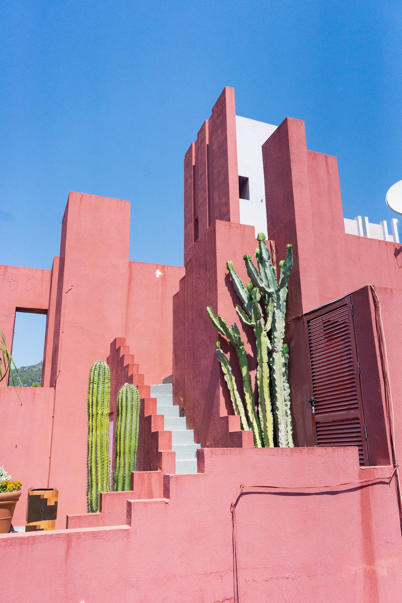 西班牙红墙:海边的彩色楼房!(la muralla roja 纪念碑