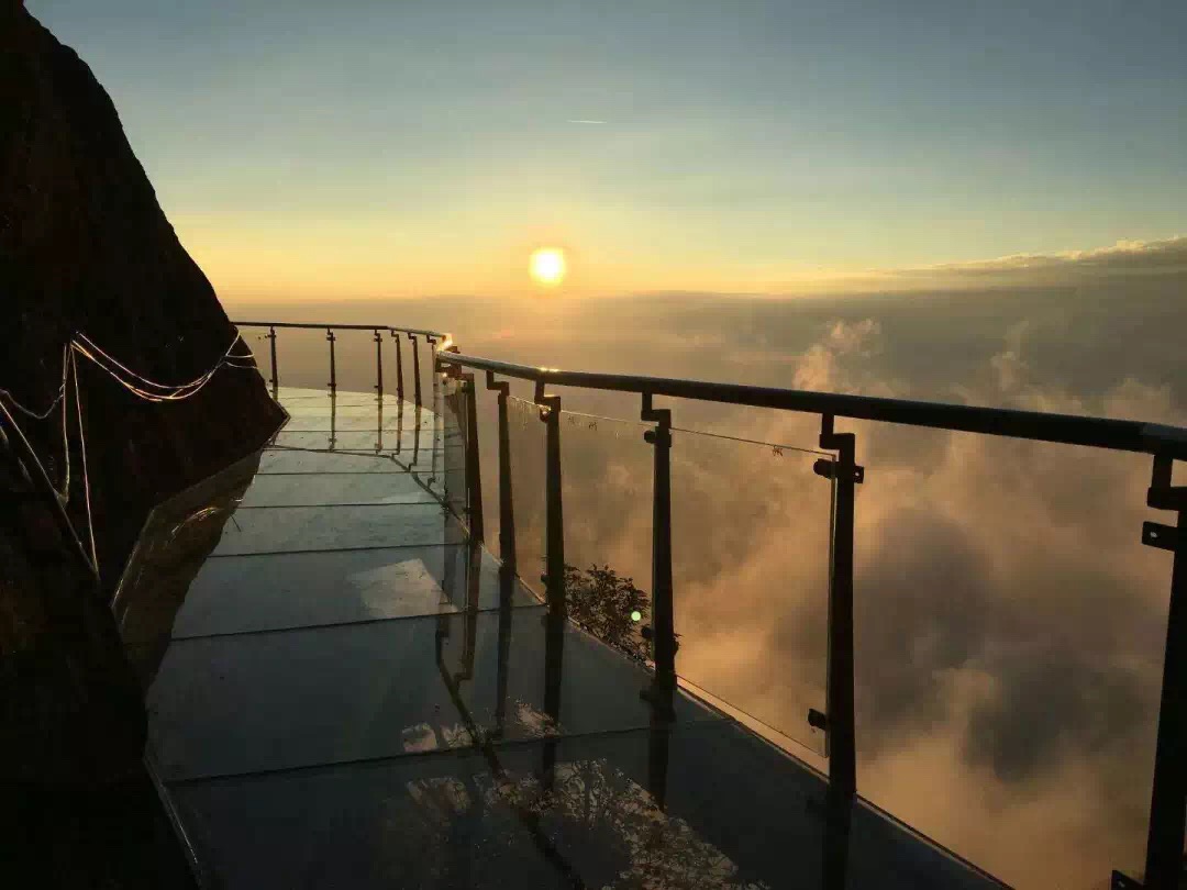 新普网红,全国最长高空玻璃栈道武功山