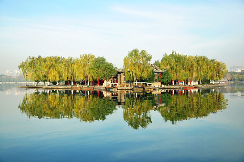 大明湖景色优美秀丽,湖水水色澄碧,是国家5a级旅游景区——天下第一泉
