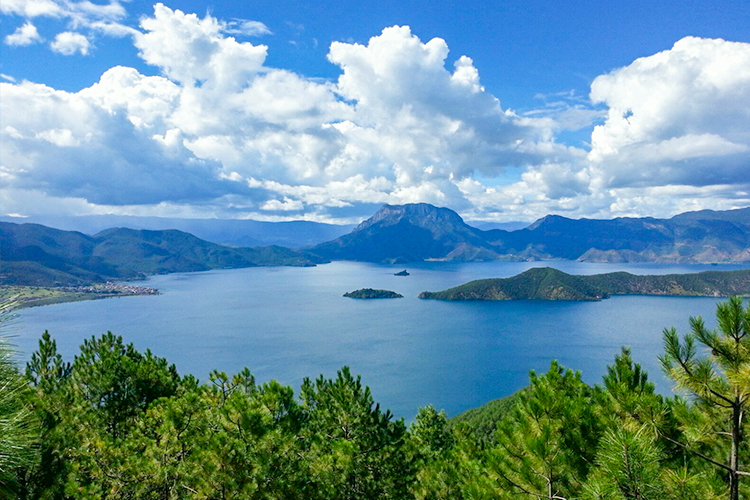 泸沽湖观景台 观看泸沽湖全景,欣赏风景如画的泸沽湖全景