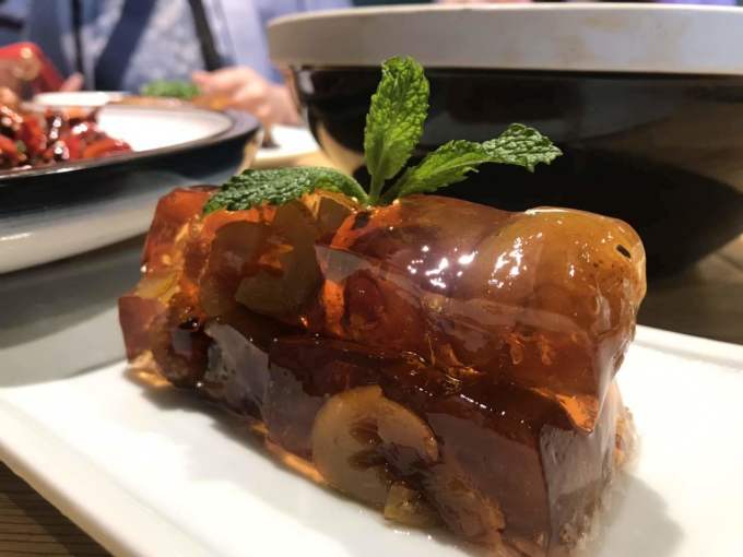 洪崖洞的美食 wKgEaVysToOAHYfxAAFgv3CZXq872.jpeg?imageView2%2F2%2Fw%2F680%2Fq%2F90%7CimageMogr2%2Fstrip%2Fquality%2F90