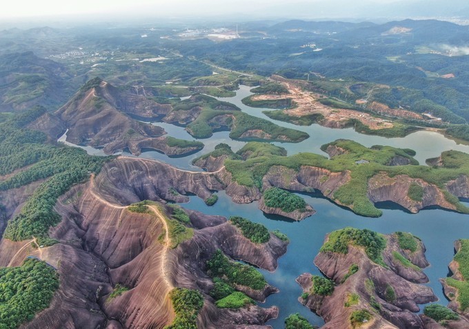 旅游攻略   郴州原生态丹霞景区,是一个赏之叫绝,百走不厌的户外休闲