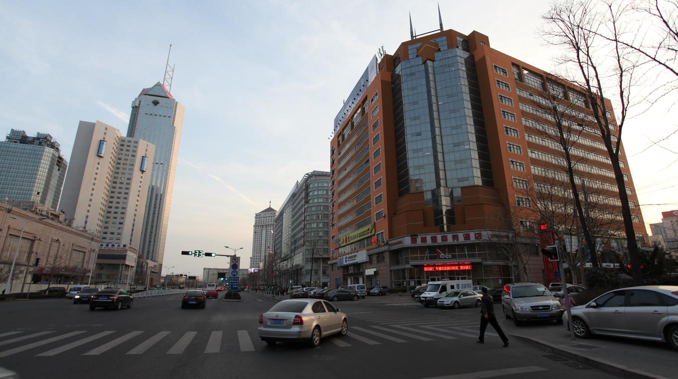 必读 市政府距酒店1.5公里,繁华的中国香港路、台东商业街距酒店5公里。 崂山景区距酒店26公里,国际金融中心距离酒店100米。 八大关、栈桥、天主教堂、地海洋世界、滨海栈道等景点距离酒店7公里。 黄岛、城阳开发区距离约30公里,机场距酒店29公里,火车站距离酒店9公里。 贴士 商务区提供免费饮品和书报,以及上网、票务、打印服务,餐厅、会议室、停车场一应俱全。 24小时热水淋浴、空调、电视、电话和免费宽带上网。 免费提供一次性洗漱用品、拖鞋、电视、座椅、220V电压插座、电热水器。 酒店设计出自名家之手,