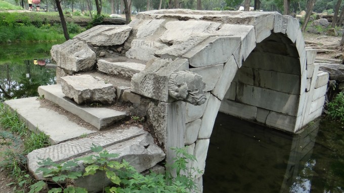 园门(东门)市区乘坐公交365路、432路、562路、614路、656路、664路、681路、717路、982路、特4路、运通105线、运通124线、运通205线在圆明园东门站下车,前行300米可达。或乘坐公交731路在八家路站下车前行400米可达。绮春园宫门(南门)市区乘坐公交319路、320路、331路、432路、438路、498路、508路、579路、601路、628路、664路、696路、特6路、运通124线在圆明园南门站下车即达。或乘坐地铁4号线在圆明园站下车,A/B口出站即可。二