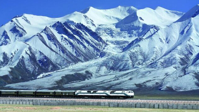 青藏铁路沿线风景天路美如画