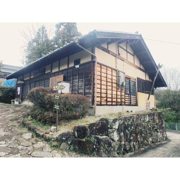 平和公园】平和公园范围敞大,占地万坪,典型的日式庭园建筑、巨型喷水湖泊及小型动物园,广植各种树木及花卉,彷如人间美境。这里也是远观富士山的最佳地点,天气晴朗时,富士山的壮丽景色更可一览无遗。至于园内最为著名的莫过于一座来自印度的舍利子塔,白色的塔身,下面放有金色的佛像,笔直地屹立在平和公园的大广场上。 编辑 附上一张我和妈妈在游乐园门口的照片~ 此刻的天空真的超美的~ 【富士急乐园】这里拥有世界最大落差79M、总长2045M的过山车FUJIYAMA ,1997年富士急游乐园的过山车以4项世界最高记
