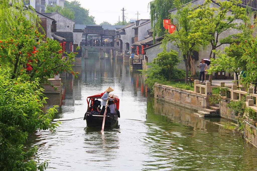 開封 黃河泛濫兩千載,淹沒開封幾座城,開封是一座城摞城的城市,地下疊壓著6座古代城池;3000多年的歷史,7個王朝的更迭變換,一幅清明上河圖,勾畫出北宋汴京的盛世繁榮,一部《東京夢華錄》讓人禁不住感嘆昔日的皇城勝景;當繁華落盡,開封城變成了尋常人家,金秋時節,這里菊花遍地、滿城金黃,落日余暉下,那些古代的建筑更顯滄桑,燈火闌珊中,鼓樓夜市的喧囂演繹著市井百態,眼前的開封城一番嶄新風貌,給人無限驚喜。