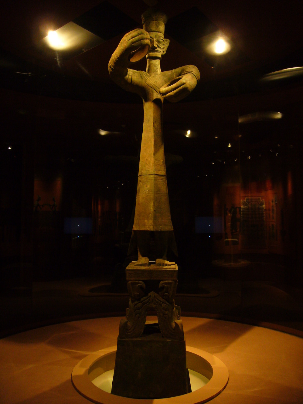 青铜大立人～他的服饰很复杂呢,而且他的双手是中空的,人们猜测他的