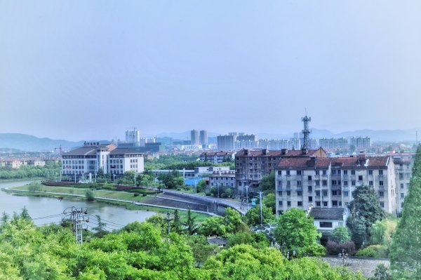 此外修築的遊步道和棧橋,盤曲錯落,使西施亭和浣紗石融成一處完美