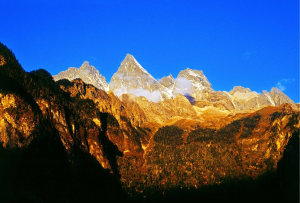 云南旅游景点海拔高度 wKgBZ1mmDHeAUjqRAAGSaX0MguI04.jpeg?imageView2%2F2%2Fw%2F600%2Fq%2F90