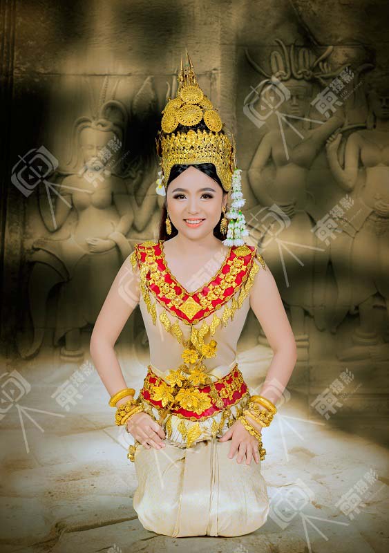 柬埔寨传统服装还是独具特色的,传承了皇室的雍容华贵,本地人特别