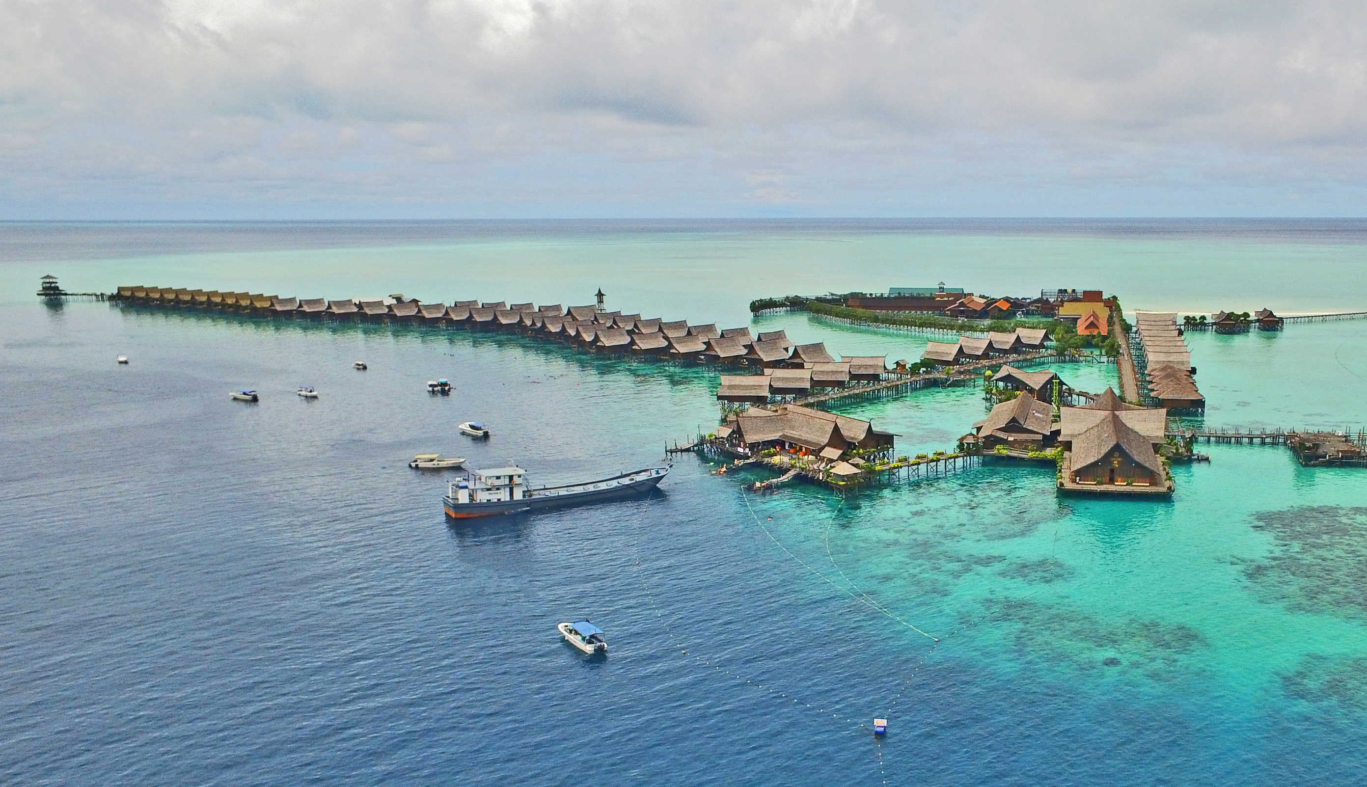 卡帕莱岛坐落在一片珊瑚群中间,这里的海水晶莹剔透,是著名的潜水天堂