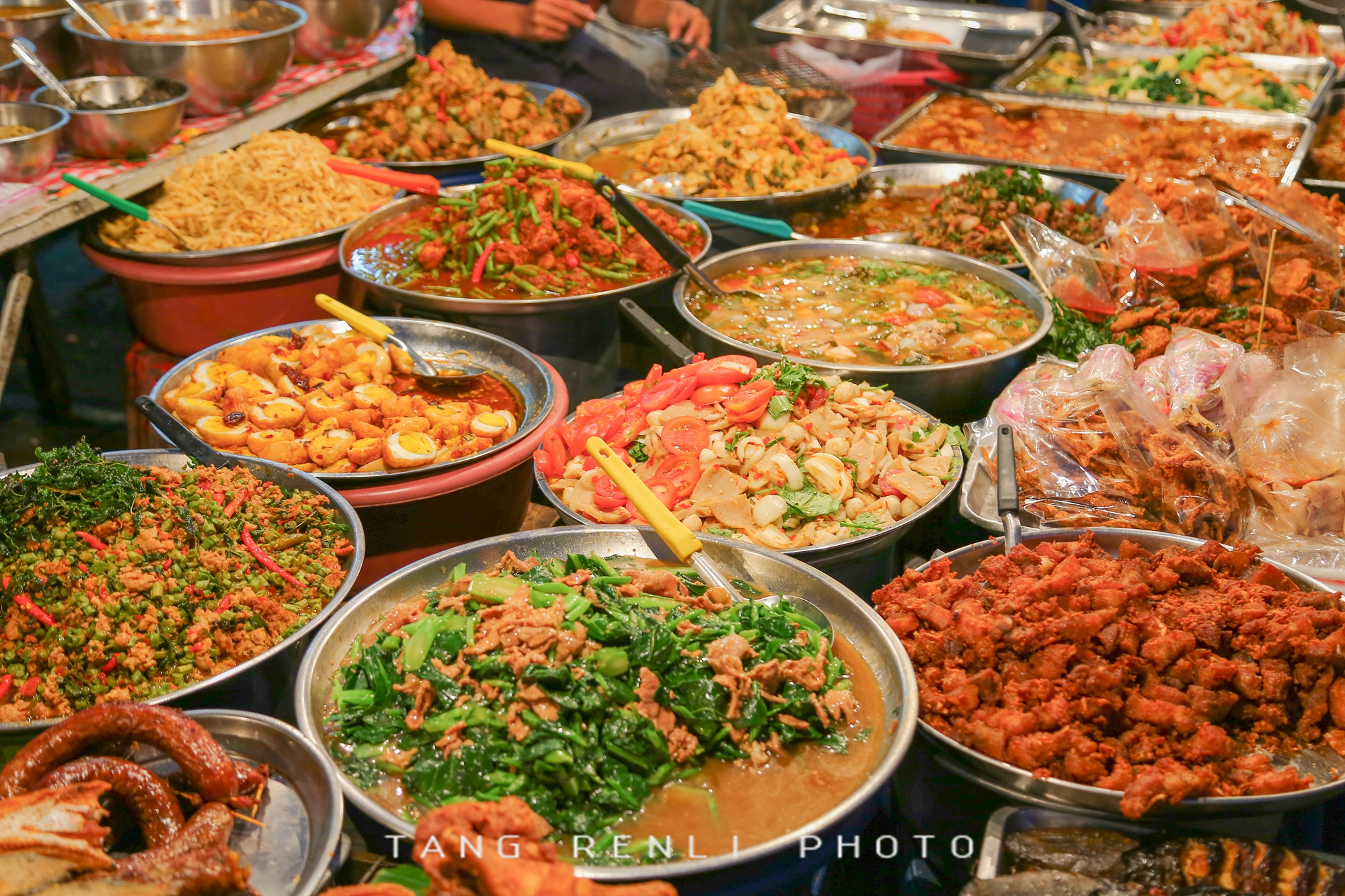 清迈夜市的美食摊位.by 唐人立逃学去旅行