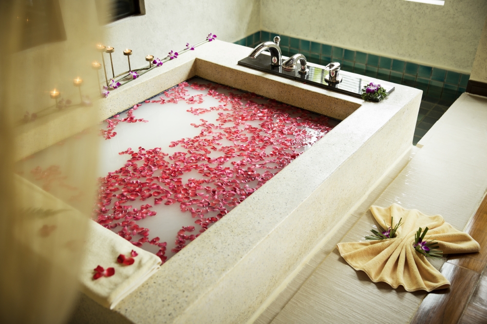             玫瑰花瓣和牛奶浴,一