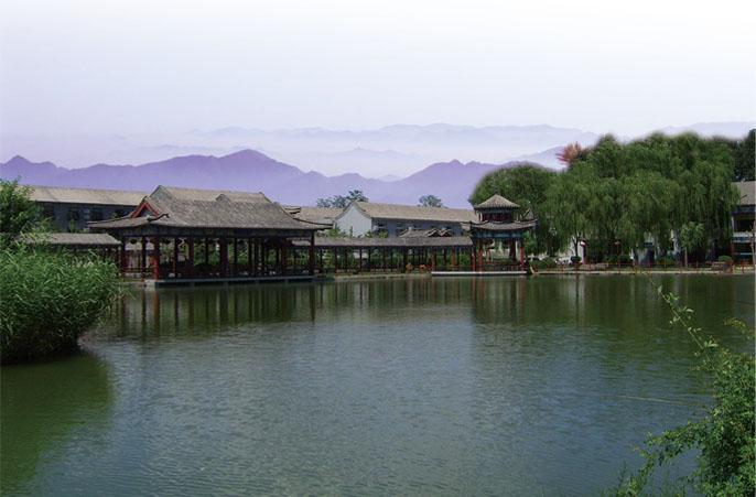 太和府是一座典型的明清王府式园林建筑,位于北京西山龙脉的龙泽地区