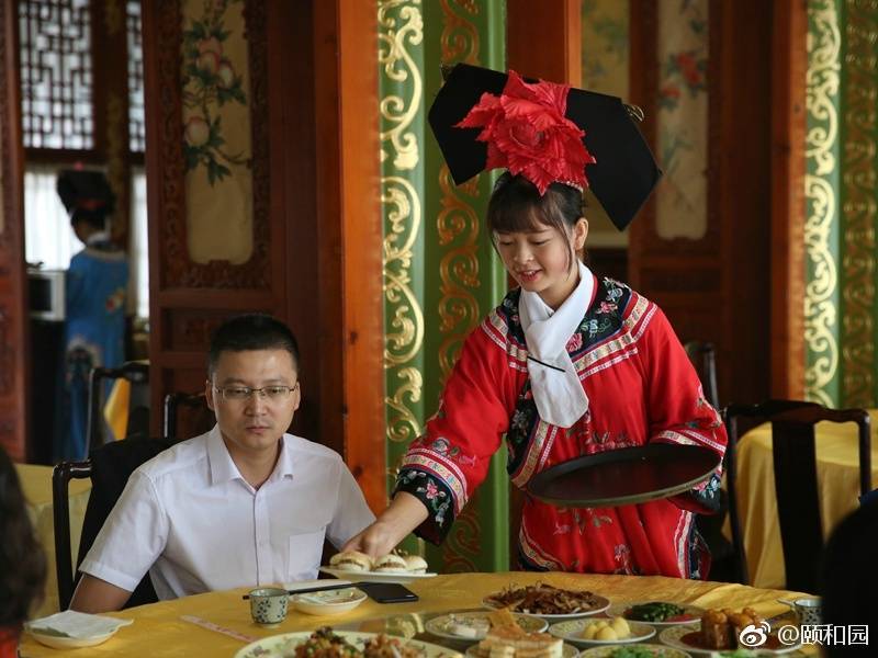 点击查看大图 点击查看大图 点击查看大图  真的是宫女给您上菜,吃的