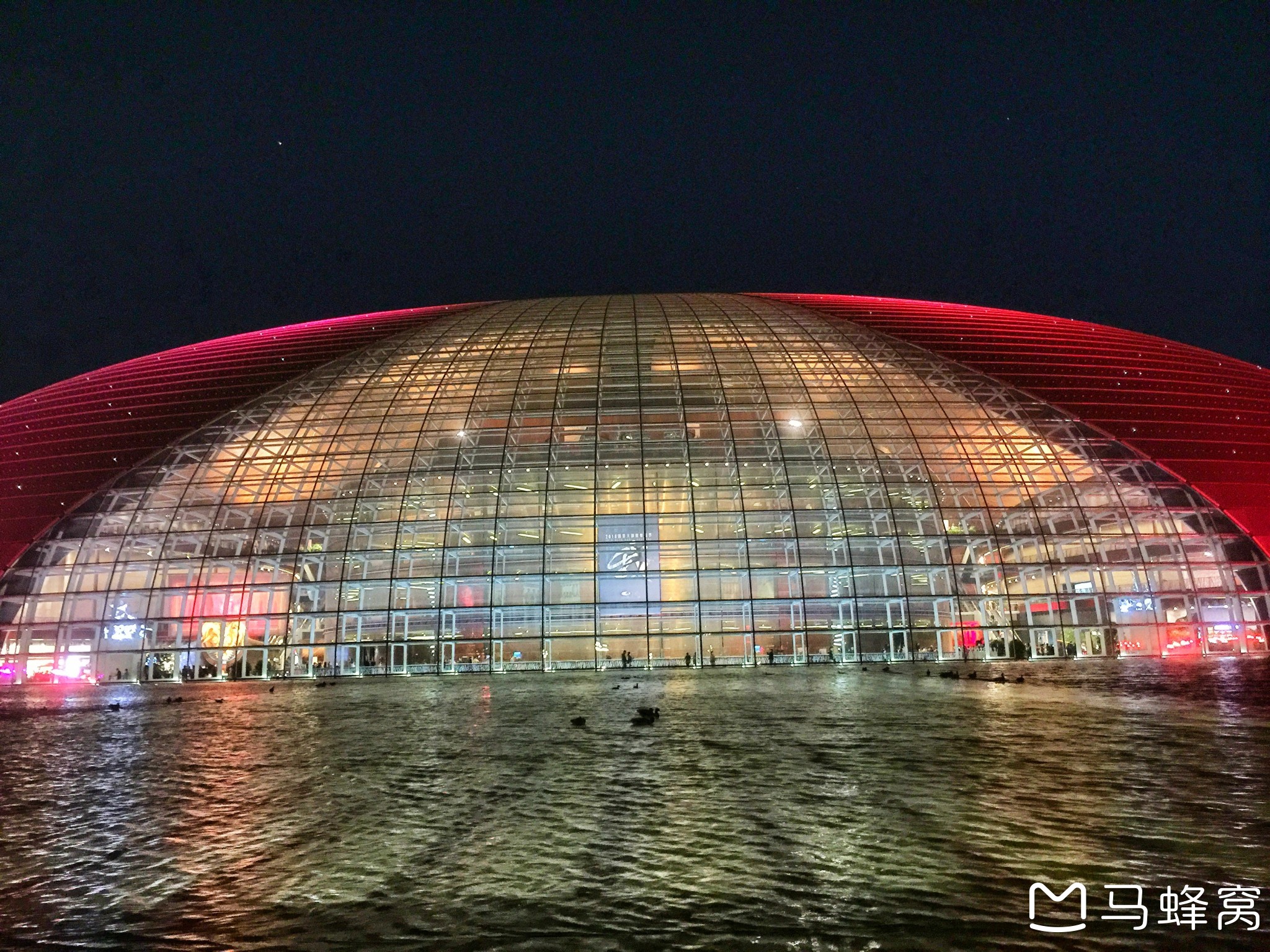 夜幕下的首都大剧院