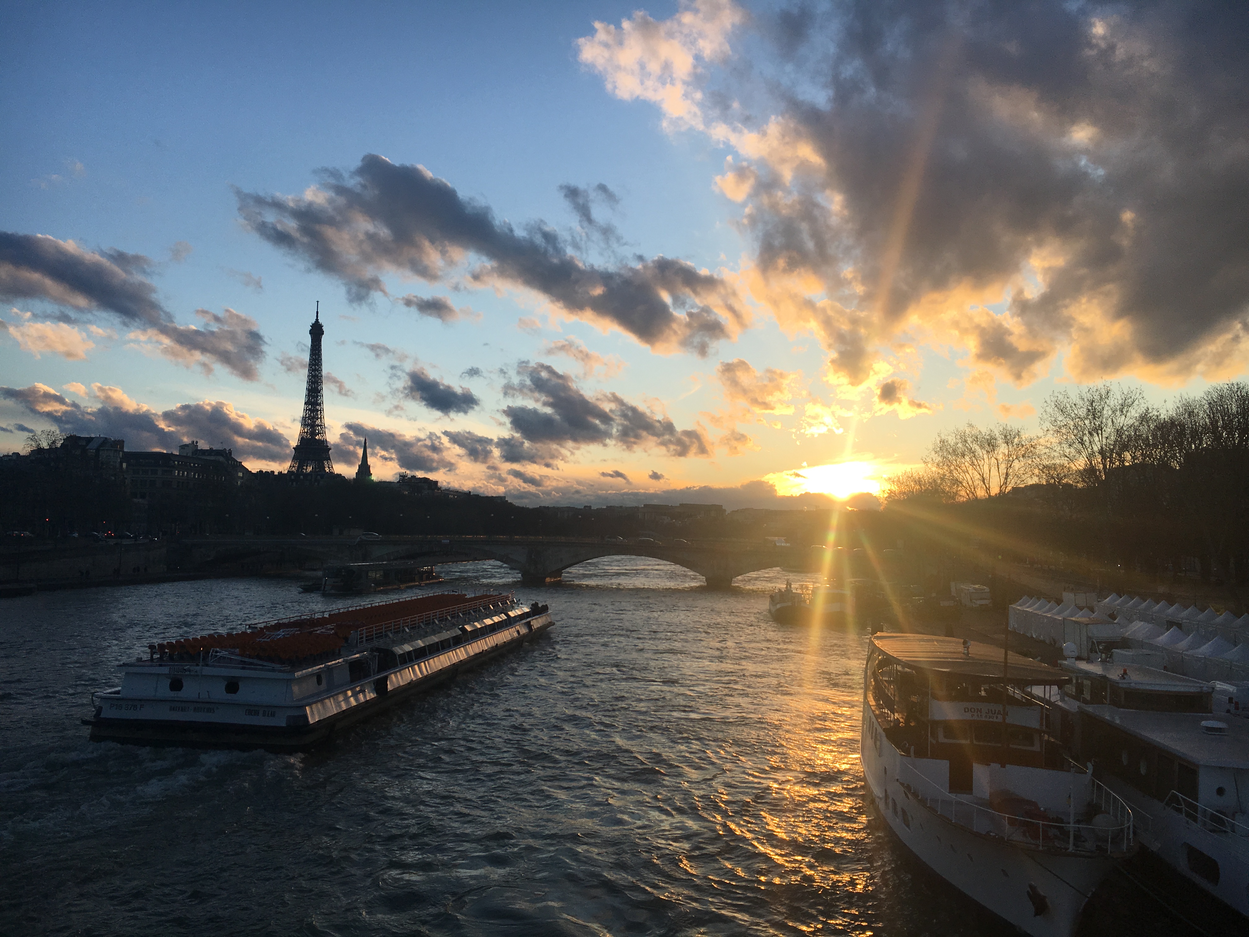 游玩一天之后,喜欢漫步塞纳河畔,于日落时分随意找一座桥站在上面,看