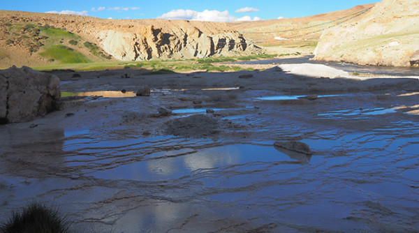 在象雄古国的温泉里泡个脚