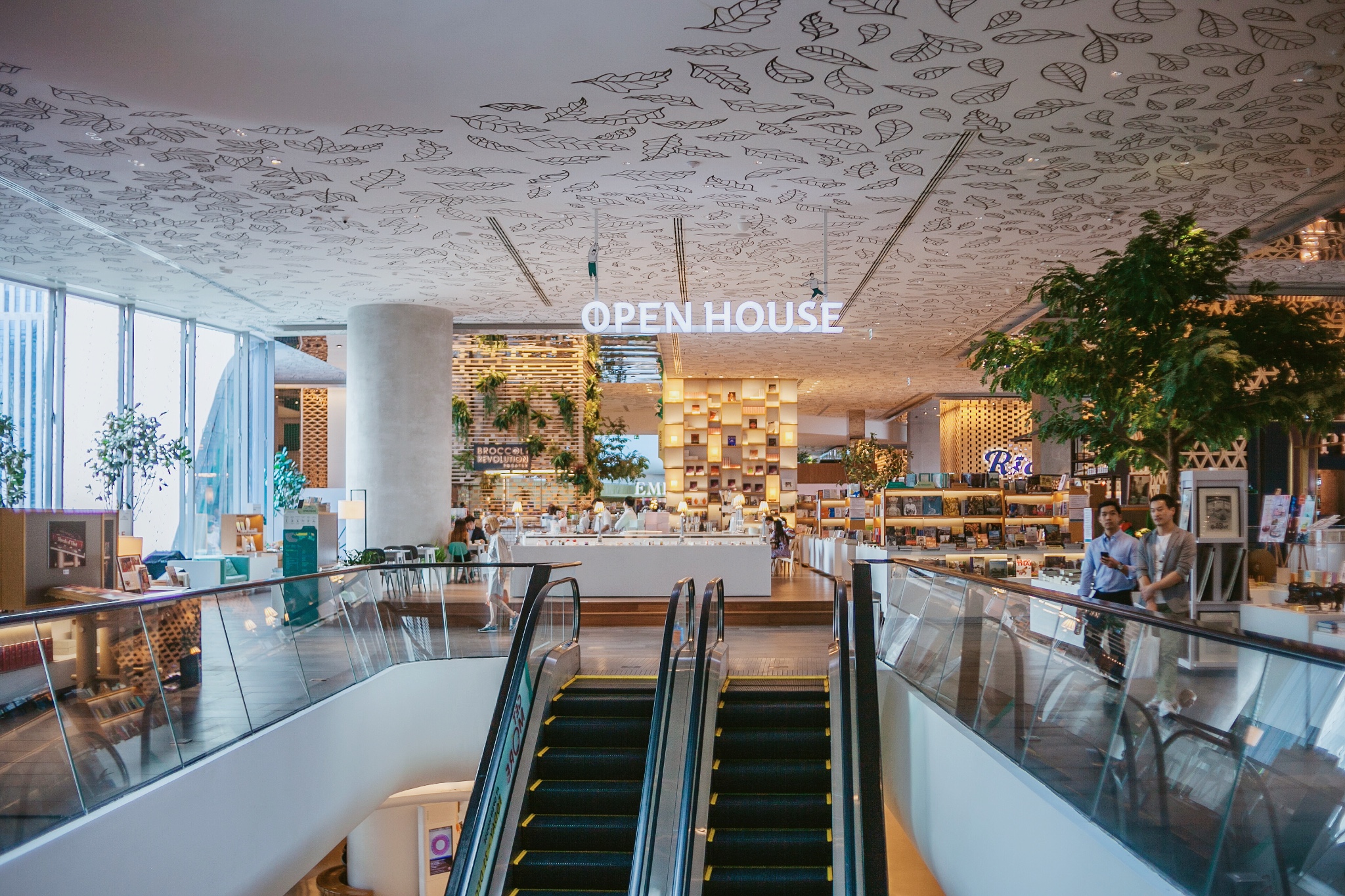 位于central embassy的open house这样完全将餐厅也融入书店氛围的,有