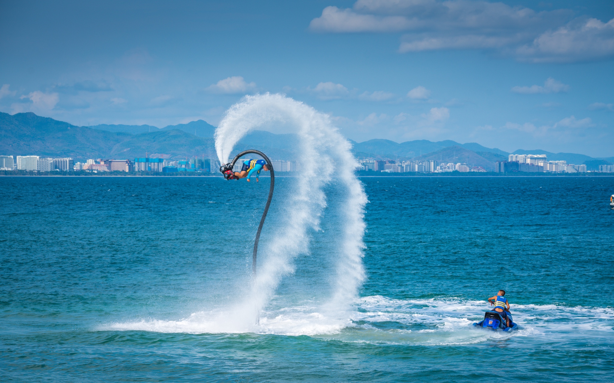 西岛的沙滩人还不少,经营着潜水,摩托艇,海上飞龙,人肉风筝等项目